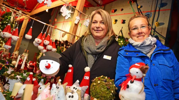 Weihnachts- und Schneem&auml;nner in allen Formen und Gr&ouml;&szlig;en bieten Birgit G&ouml;rder (links) und Doreen Witt in Gr&uuml;nau feil. - &copy; Nicole Ellerbrake