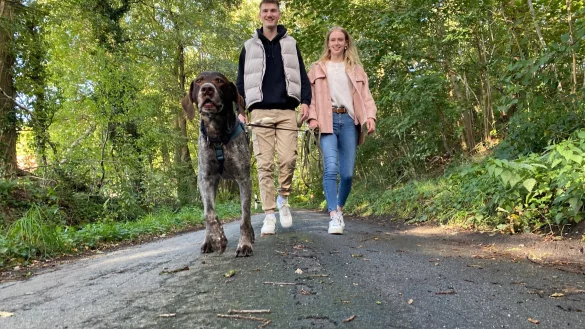 Auf dem Weg ins neue Zuhause: Hunde-Opi Knut, dessen altes Herrchen wegen Totschlags eine neunj&auml;hrige Haftstrafe verb&uuml;&szlig;t, darf sich auf seine neue Heimat in Ostenfelde wohnen. Jannika Haase und Moritz Stang haben den Deutsch Drahthaar-R&uuml;den ins Herz geschlossen und nehmen ihn bei sich auf. - &copy; Christian Br&ouml;der