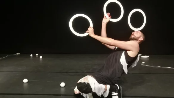 Wes Peden zeigt in Detmold tolle Jonglage. - &copy; Malte Cilsik