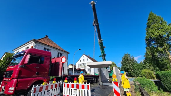Am Mittwochmorgen wurden die Betonteile f&uuml;r die neue Br&uuml;cke zum Ententeich in Hohenhausen an der Lemgoer Stra&szlig;e angeliefert. Ein Kran hievte sie an die richtige Position. - &copy; Nadine Uphoff