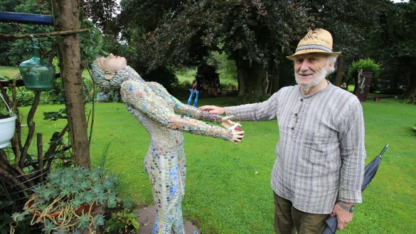 Helmut Schmidt alias H-Punkt-Schmidt bereitet seine voraussichtlich letzte Parkgartenausstellung in Humfeld vor. Dort sind auch die von ihm umgestalteten Schaufensterpuppen zu sehen, die vielleicht zu seinen bekanntesten Werken geh&ouml;ren. - &copy; Jens Rademacher