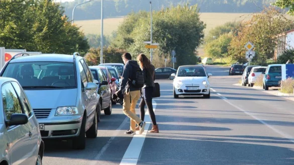 Die Bunsenstra&szlig;e vor der Phoenix-Contact-Arena. Hier, geradeaus &uuml;ber die Felder unterhalb des Biesterbergs h&auml;tte die Entlastungsstra&szlig;e Brake ansetzen und zur Residenzstra&szlig;e f&uuml;hren sollen. - &copy; Jens Rademacher
