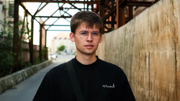 Jakob Springfeld ist im Osten aufgewachsen und positioniert sich klar gegen rechts. In Lage stellt er sein neues Buch vor und erklärt, warum das Erstarken der Rechten auch für den Westen zur Gefahr wird. - © Clavin Thomas