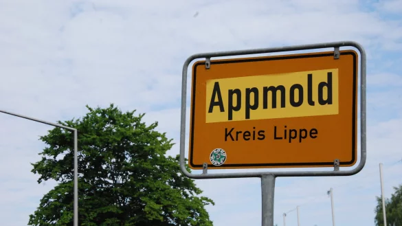 "Appmold": Über Nacht haben die Stadtwerke Detmold alle 141 Ortsschilder zugunsten ihrer Werbeaktion überklebt. - © Yvonne Glandien