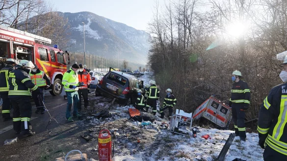 Auto st&ouml;&szlig;t mit Rettungswagen zusammen - &copy; Foto: Markus Leitner/BRK/dpa