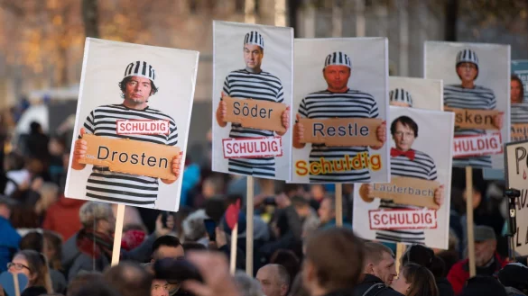 Demonstration &laquo;Querdenken&raquo; in Leipzig - &copy; Foto: Sebastian Kahnert/dpa-Zentralbild/dpa