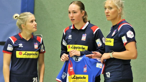 Halten das Trikot in den H&auml;nden: Alexia Hauf (von links), Zoe Ludwig und Stefanie Kaiser bestritten am Nachmittag ihr erstes Testspiel mit der HSG Blomberg-Lippe. - &copy; Oliver K&ouml;nig