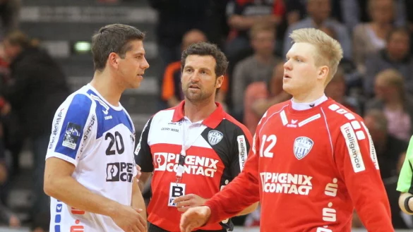 Angespannt: Rolf Hermann, Florian Kehrman und Nils Dresrüsse (von links). - © Jörg Hagemann