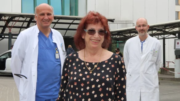 Angelika Diestelkamp ist zutiefst dankbar, dass Dr. Dirk Härtel (links) und Dr. Heiko Schlieker bereit waren, die neue Methode bei ihr anzuwenden. Seither hat sie eine vollkommen andere Lebensqualität, wie sie sagt. - © Marianne Schwarzer