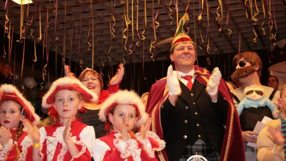Rauschende Abschiedsfete: Nach zehn Jahren als "Mutter der Karnevalskompanie" hört Prinzessin Petra Rose auf. Das Foto zeigt sie mit Prinz Klaus Düwel und Mitgliedern der Kleinen Funken. - © Sylvia Frevert