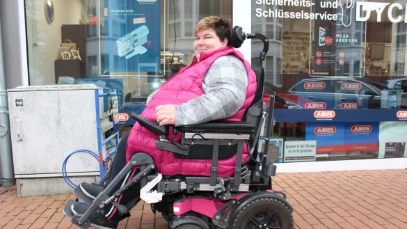 Nina Spellmeyer ist auf einen an ihre Bed&uuml;rfnisse angepassten Rollstuhl angewisen, um eigenst&auml;ndig ihr Leben zu gestalten. - &copy; Sandra Castrup