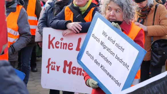 Rund 2000 Demonstranten setzten ein klares Zeichen für Demokratie und Vielfalt auf der Ameide und mit einer gigantischen Menschenkette in der Innenstadt. - © Thomas Krügler