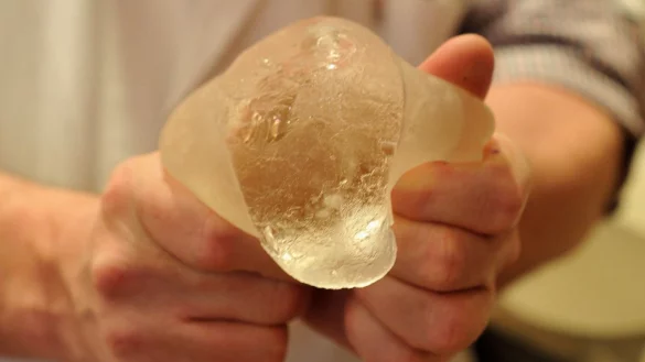 Schadhaftes Brustimplantat - &copy; Foto: Bruno Bebert/EPA/dpa