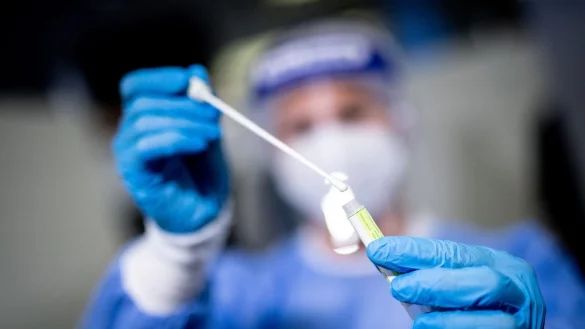 Im Testcenter - &copy; Foto: Matthias Balk/dpa