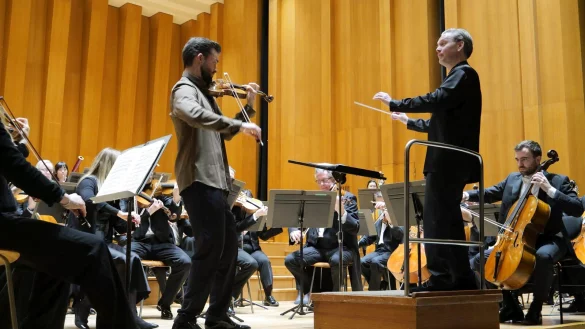 Beeindruckendes Debut. Der niederländische Geiger Niek Baar brilliert mit der Nordwestdeutschen Philharmonie unter Leitung des neuen Chefdirigenten Jonathan Bloxham. - © Thomas Krügler