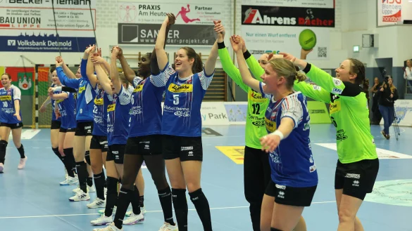 Die Jubel-Welle schwappt durch die Halle an der Ulmenallee nach dem 34:20 der HSG Blomberg-Lippe gegen den Buxtehuder SV. - © Paul Cohen