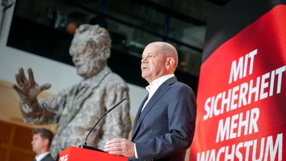 Bundeskanzler Olaf Scholz (SPD) muss sich zum Jahresauftakt gegen ein Gerücht verteidigen. - © Kay Nietfeld/dpa