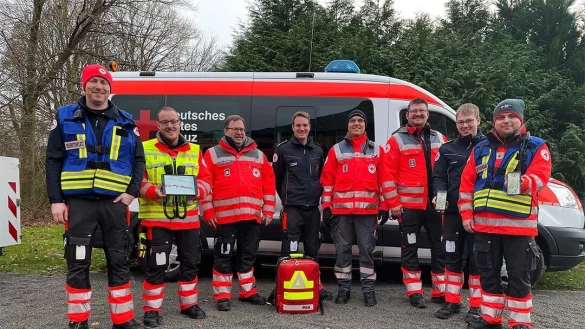 Das ehrenamtliche Team des Deutschen Roten Kreuzes, das die Er&ouml;ffnung von Kl&auml;schen mithilfe der smarten Einsatzkr&auml;fteortung begleitet hat: (von links) Thomas Rottmann, Sven Stelzer, Andr&eacute; Wiebesiek, Karl Hammer, Dr. Andreas Arnlind, Bastian Wieneke, Lucas Tegt und John Bruschinski. - &copy; Alte Hansestadt Lemgo