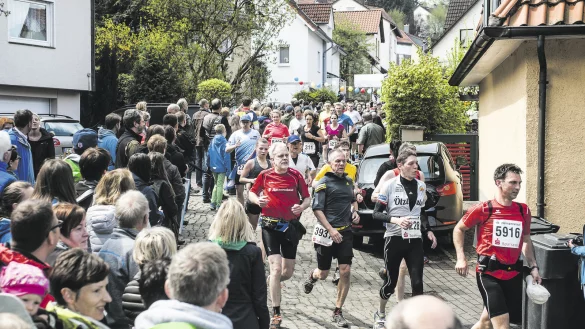 Aufgepasst: Auf dem steilen Weg hinunter nach Oerlinghausen wechselt der Untergrund von Asphalt zu Kopfsteinpflaster. Auch erfahrene L&auml;ufer drosseln hier das Tempo. - &copy; Joerg Dieckmann