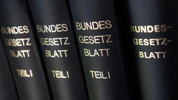 Bundesgesetzblatt - &copy; Foto: picture alliance / Peter Kneffel/dpa