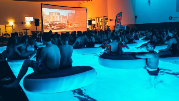 Kino im Hallenbad: Die Zuschauer sitzen auf Twister-Inseln, die Zephyrus extra f&uuml;r die Filmvorf&uuml;hrungen angeschafft hat. 400 Euro kostet das St&uuml;ck. - &copy; Zephyrus