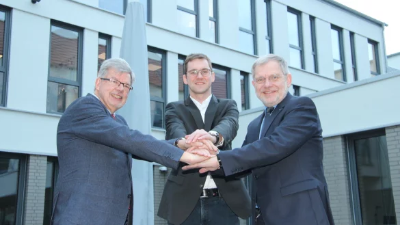 Die B&uuml;rgermeister der drei LEADER-Kommmunen, (von links) Gerhard Schemmel, Matthias Kalkreuter und Dr. Reiner Austermann am Lagenser Rathaus, m&ouml;chten das Ehrenamt unterst&uuml;tzen. - &copy; Cordula Gr&ouml;ne