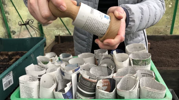 Mit dem &bdquo;Paper Potter&ldquo; lassen sich m&uuml;helos kleine T&ouml;pfchen aus Zeitungspapier basteln. - &copy; Sven Kienscherf