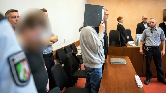 Der inzwischen verurteilte Serient&auml;ter Andreas V. (mitte) beim Prozess im vergangenen Jahr. Das Landgericht Detmold verurteilte den Dauercamper aus L&uuml;gde-Elbrinxen und seinen Mitt&auml;ter Mario S. f&uuml;r die Verbrechen an 32 Kindern zu langj&auml;hrigen Strafen mit anschlie&szlig;ender Sicherungsverwahrung. - &copy; Archivfoto: DPA/Bernd Tissen