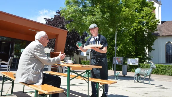 Markus M&uuml;ller vom Caf&eacute; Orange am Leopoldsh&ouml;her Marktplatz serviert Hans Korte eine erfrischende Berliner Wei&szlig;e.&nbsp; - &copy; Karin Prignitz