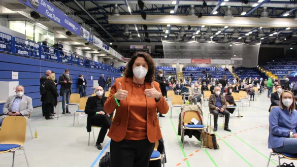 Kerstin Vieregge war nach ihrer Wahl zur Bundestagskandidatin &uuml;berw&auml;ltigt. Sie freute sich, dass 189 CDU Mitglieder f&uuml;r sie gestimmt hatten. - &copy; Astring Sewing