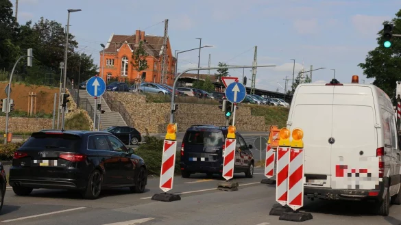 Autofahrer k&ouml;nnen von der Wohntanstra&szlig;e aus derzeit nur geradeaus in die Industriestra&szlig;e fahren, das Abbiegen auf die Paulinenstra&szlig;e ist nicht erlaub. Die Baustelle samt verengter Fahrbahn soll noch bis zum 27. Juli dauern. - &copy; Janet K&ouml;nig