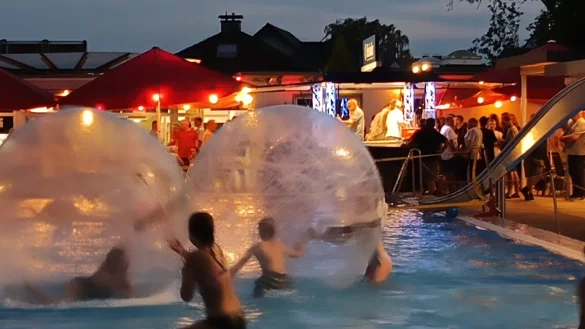 Am Freitagabend ging es bis sp&auml;t in die Nacht mit "Bubble-Balls" rund. - &copy; Freibadinitiative Heiden
