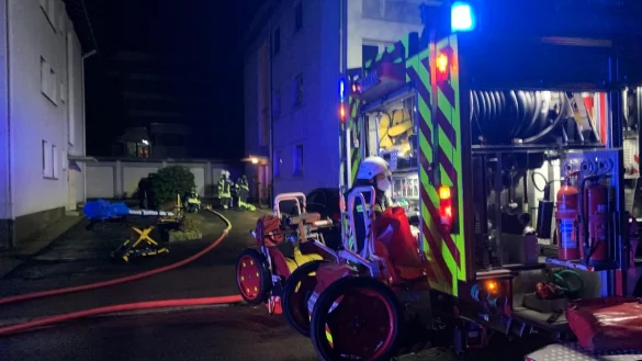 Vor einem Mehrfamilienhaus in der Parkstra&szlig;e steht das L&ouml;schfahrzeug der hauptamtlichen Kr&auml;fte der Freiwilligen Feuerwehr Bad Salzuflen. Im Erdgeschoss des Hauses hat der Angriffstrupp das angebrannte Essen schnell gel&ouml;scht und die Bewohnerin ins Freie gebracht.&nbsp; - &copy; Daniel Hobein / Feuerwehr Bad Salzuflen