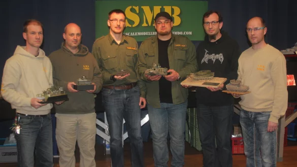 Organisatoren der Schau mit ihren eigenen Modellen: (von links) Manuel Pl&ouml;ger, Chris Smith, Ralf Peters, J&ouml;rg Rogge, Oliver Berger und Toren Burger. - &copy; S&ouml;lter