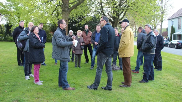 Ortsbegehung: Michael Becker (Mitte, links) erkl&auml;rt Markus Baier von der Stadt (rechts daneben), wie er sich die Boule-Bahn an der Ewerbeckstra&szlig;e vorstellt. Der Ortsausschuss und Vertreter der Vereine finden die Idee gut. - &copy; Marlen Grote