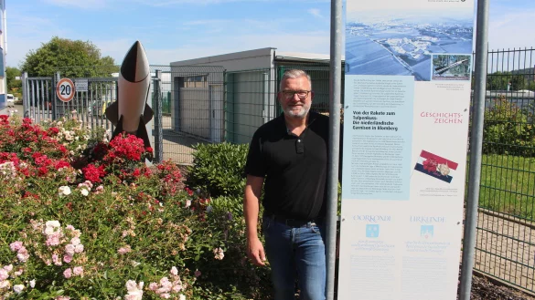 Christian Veenstra zeigt die Tafel und den Dummy einer Flugabewehrrakte, die an die Stationierung der Niederl&auml;nder erinnert. Die Rakete steht im heutigen Gewerbegebiet "Nederlandpark". Damals war es der Standort der Kaserne. - &copy; Michaela Wei&szlig;e