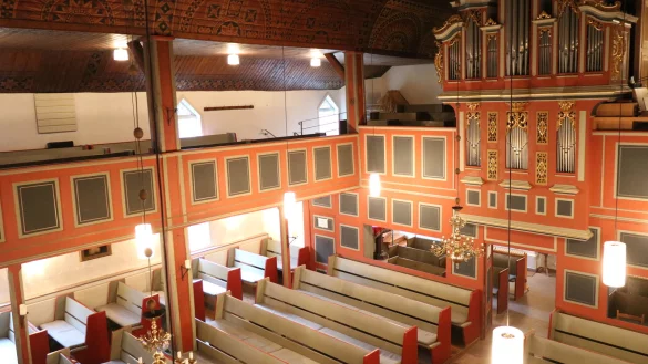 Stein des Ansto&szlig;es: Die Emporen rechts und links in der Kirche zu Bergkirchen sind aktuell bei den Mondscheinkonzerten gesperrt. Dadurch entfallen rund 150 Sitzpl&auml;tze. Um die B&auml;nke im oberen Bereich der Kirche wieder nutzen zu k&ouml;nnen, m&uuml;ssen erst weitere Fluchtwege geschaffen werden. - &copy; Alexandra Schaller