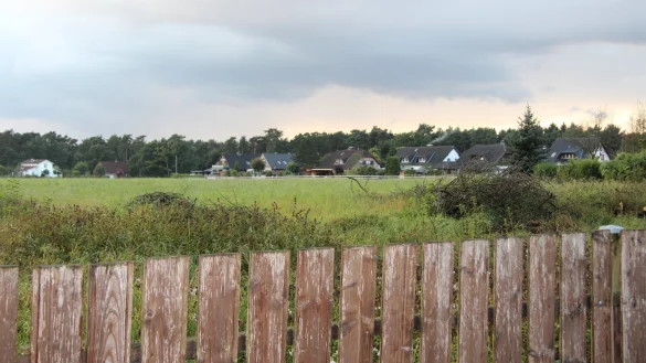 Wird bebaut: Die bisherige Wiese in Verl&auml;ngerung der Ahornstra&szlig;e. - &copy; Foto: Cordula Gr&ouml;ne