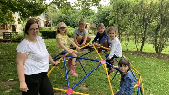 Tanja Markmann, Leiterin der Kita Moorstrolche in Horn, steht f&uuml;r die Kinder ein sch&ouml;nes Au&szlig;engel&auml;nde zur Verf&uuml;gung. Hier klettern Lana (von links), Paul, Marie, Daphne und Asya zusammen. - &copy; Cordula Gr&ouml;ne