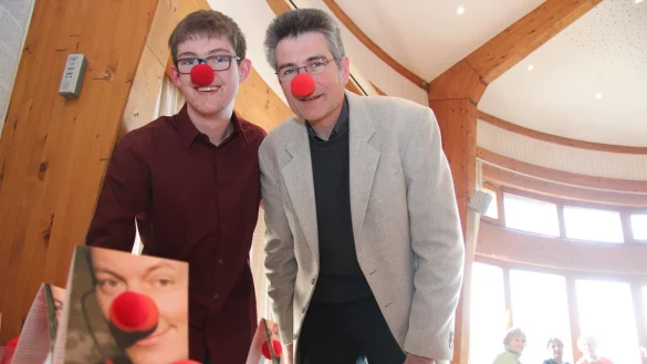 &bdquo;Humor Hilft Heilen": &bdquo;Nasenbotschafter" Tim Alexander (links) und Pfarrer Markus Honermeyer sind vom Programm begeistert. Das Markenzeichen der Aktion sind die roten Clowns-Nasen. - &copy; Foto: Carolin Brokmann