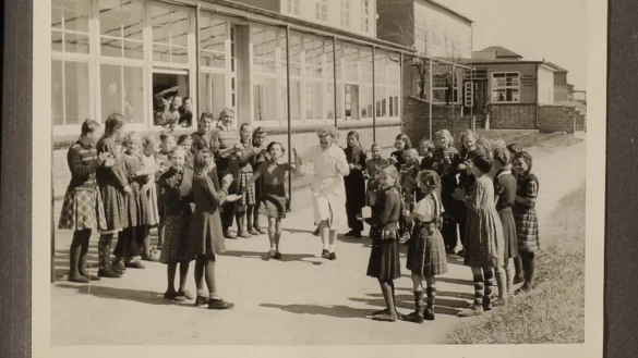 Es hat drei lippische Erholungsheime auf Nordseeinseln gegeben: Auf Norderney, Langeood und in Witd&uuml;n auf Amrum, wo diese Aufnahme entstanden ist. Sie entstammt einem Erinnerungsalbum, dass ein Unbekannter f&uuml;r die Verwaltung des Heimes auf Amrum gemacht hat. So &auml;hnlich muss der Alltag in all den Kindererholungsheimen der 50-er und 60-er Jahre ausgesehen haben.&nbsp; - &copy; Kreis Lippe