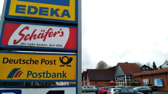 Schilder weisen auf Edeka und die Post in Hohenhausen hin. - &copy; Jens Rademacher