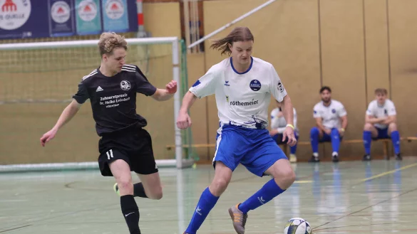 Das Diuell der Außenseiter SG Bentorf Hohenhausen (Julian Busch, rechts) und FC Schwelentrup-Spork/W. (Fabio Brinksmeier). - © Paul Cohen