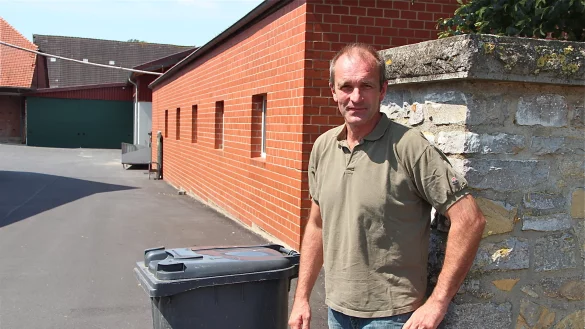 Strenge Richtlinien: Landwirt Wilhelm Funke lagert Tierkadaver in einem speziellen Beh&auml;lter, den er am Tag der Abholung zentral an der Hofeinfahrt positioniert. - &copy; Heidi Stork