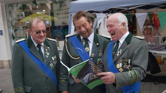 Stolzer Rückblick: (von links) Rolf Wolter, Oberst Detlef Bollhöfer und Heinz Rehling freuen sich an einer Anekdote in der 168 Seiten starken Festschrift. - © Jan Christian Pinsch