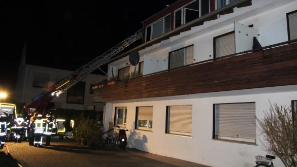 Die Feuerwehrkr&auml;fte im Rettungseinsatz. - &copy; Tobias Nordmeyer / Feuerwehr Bad Salzuflen