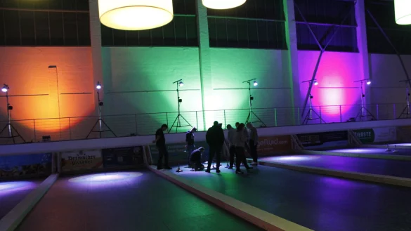 Am Ende einer Partie wird genau geschaut, welches Team mit seinen Eisst&ouml;cken die meisten Punkte erreicht hat. Foto: Juliana Szabo - &copy; Juliana Szabo