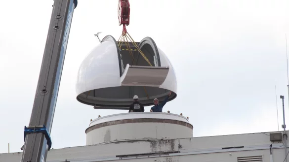 Wieder heile: Die neue Sternwartenkuppel fliegt ein. - © Till Brand
