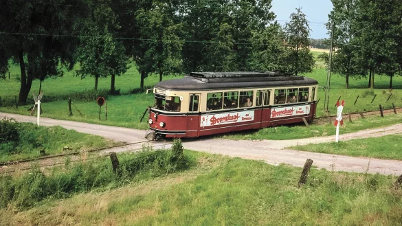Die Elektrische auf Tour: Besonders schnell war die Herforder Kleinbahn auf ihrer Strecke zwischen Spenge und Vlotho nicht unterwegs. Dieser Wagen trägt Werbung für den seinerzeit beliebten Doornkaat-Schnaps.  - © Hans W. Rogl, Martin Weltner/Strassenbahn-Magazin