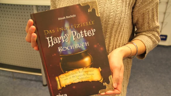 Halloween: Passende Rezepte wie das f&uuml;r Butterbier sind im Inoffiziellen Harry Potter Kochbuch von Dinah Bucholz zu finden. - &copy; Kirsten Fuhrmann